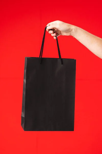 Hand Van Blanke Vrouw Met Zwarte Geschenktas Met Kopieerruimte Rode — Stockfoto