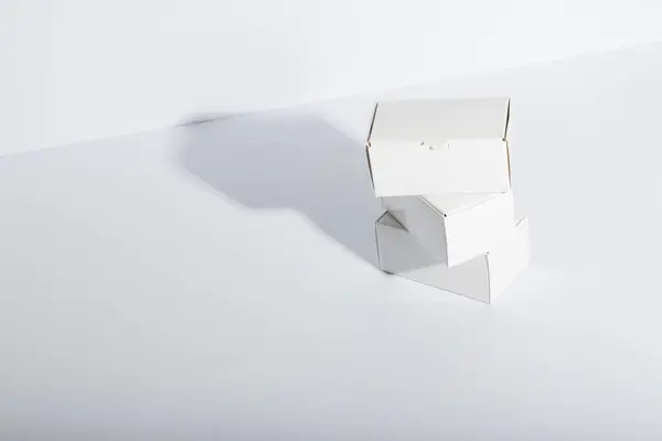 Pilha Caixas Presente Papelão Com Espaço Cópia Sobre Fundo Branco — Fotografia de Stock