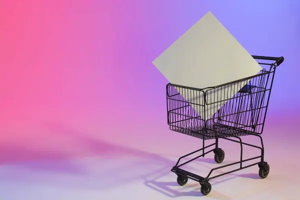 Winkelwagentje Met Blanco Doek Kopieer Ruimte Neon Paarse Achtergrond Cyber — Stockfoto