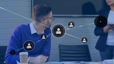 Profil ikonlarının animasyonu ofiste tartışan çeşitli erkek ve kadınlara karşı. Küresel ağ ve iş teknolojisi kavramı