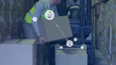 Kafkasyalı erkek işçilerin depodaki bir forlifte kutu istiflemeleri üzerine simge ağının animasyonu. Küresel ağ ve lojistik iş teknolojisi kavramı