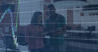 Ofisteki tablet üzerinde tartışan çeşitli erkek ve kadınların finansal veri işleme animasyonları. Küresel ekonomi ve iş teknolojisi kavramı