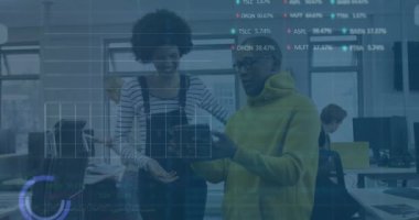 Çeşitli erkek ve kadınların ofiste tartıştıkları borsa veri işlemlerinin animasyonu. Küresel ekonomi ve iş veri teknolojisi kavramı