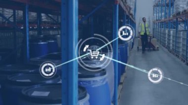 Beyaz erkek işçinin depoda palet kamyonu çekmesi üzerine dijital simgelerin oluşturduğu bir ağ animasyonu. Küresel ağ ve lojistik iş teknolojisi kavramı