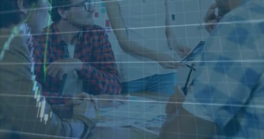 Ofiste tartışan çeşitli meslektaşlar takımına karşı finansal veri işleme animasyonu. Küresel finans ve iş teknolojisi kavramı