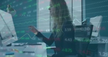 Ofiste bilgisayar kullanan beyaz kadın hakkında borsa veri işleme animasyonu. Küresel ekonomi ve iş teknolojisi kavramı