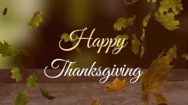 Mutlu şükran günü metinleri ve sonbahar yaprakları ahşap tahtada parka karşı yüzüyor. Şükran Günü ve Sonbahar sezonu konsepti