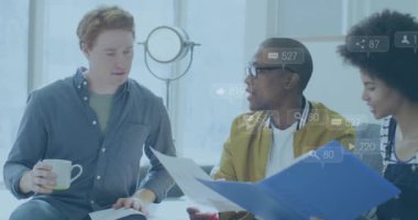 Muhtelif iş arkadaşlarının ofiste fikir paylaşımı üzerine bilgilendirme çubuklarının animasyonu. Dijital bileşik, çoklu pozlama, iş dünyası, sosyal medya anımsatıcı, takım çalışması ve teknoloji kavramı.