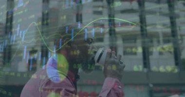 Grafiklerin ve ticaret kurulunun animasyonu, kahve içen ve cep telefonuyla konuşan Afro-Amerikan adam. Dijital bileşik, çoklu pozlama, rapor, iş, içecek, borsa ve teknoloji.