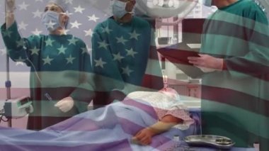 Hastanedeki ameliyattan önce çeşitli cerrahların üzerinde ABD bayrağı sallaması. Küresel sağlık hizmeti kavramı