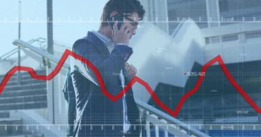 Merdivenlerde akıllı telefondan konuşan Asyalı bir adam hakkında istatistiksel veri işleme animasyonu. Bilgisayar arayüzü ve iş veri teknolojisi kavramı