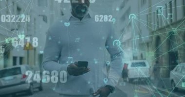 Bağlı ikon kürelerinin ve numaraların animasyonu, cep telefonuyla konuşan kıdemli Afrikalı Amerikalı adam. Dijital bileşik, çoklu pozlama, iletişim, küreselleşme, iş ve teknoloji kavramı.