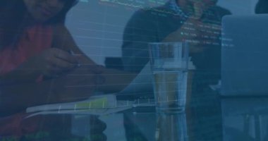 İstatistiksel ve hisse senedi veri işleme animasyonu. Ofiste tartışan meslektaşların orta kesiminde. Küresel ekonomi ve iş veri teknolojisi kavramı