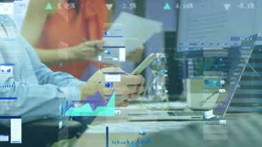 Ofiste akıllı telefon kullanan bir adamın orta kesiminde istatistiksel veri işleme animasyonu. Bilgisayar arayüzü ve iş veri teknolojisi kavramı