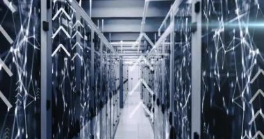 Sunucu odasındaki veri raflarındaki birbirine bağlı noktaların üzerindeki okların animasyonu. Dijital bileşik, çoklu pozlama, yön, büyüme, iletişim, veri merkezi, ağ ve teknoloji kavramı.