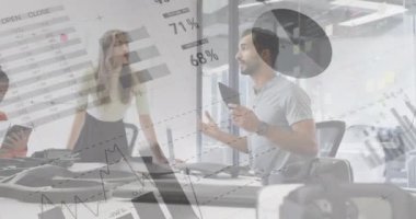 İstatistiksel veri işleme animasyonu. Ofisteki meslektaşlarıyla tartışan melez bir adam hakkında. Bilgisayar arayüzü ve iş veri teknolojisi kavramı