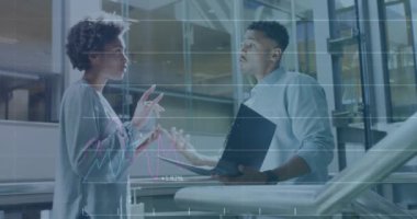 Ofiste tokalaşan kadın ve erkek arasında istatistiksel veri işleme animasyonu. Bilgisayar arayüzü ve iş veri teknolojisi kavramı