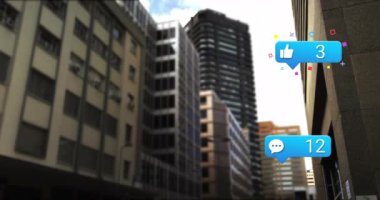 Modern binaların gökyüzüne karşı tebligat çubuklarındaki sayı ve simgelerin değişmesi. Dijital bileşik, çoklu pozlama, iş, büyüme, sosyal medya anımsatıcı ve mimari kavramı.