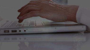 İstatistiksel animasyon, dizüstü bilgisayar kullanan bir adamın orta bölümündeki borsa veri işlemesi. Küresel ekonomi ve iş veri teknolojisi kavramı