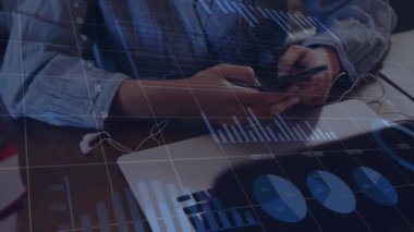 Ofiste akıllı telefon kullanan bir kadının orta bölümündeki istatistiksel veri işleme animasyonu. Bilgisayar arayüzü ve iş veri teknolojisi kavramı