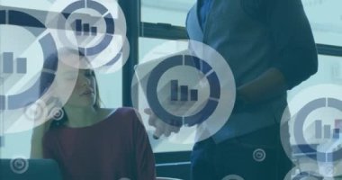 Muhtelif erkek ve kadınların ofiste tablet üzerinde tartışan bar grafik simgelerinin animasyonu. Bilgisayar arayüzü ve iş veri teknolojisi kavramı