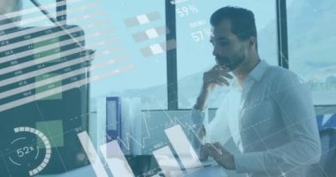 Ofiste not alan düşünceli melez adama karşı istatistiksel veri işleme animasyonu. Bilgisayar arayüzü ve iş veri teknolojisi kavramı