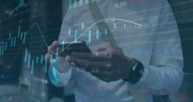 Çoklu grafik animasyonu ve beyaz adamın orta kesiminde cep telefonu kullanılması. Dijital bileşik, çoklu pozlama, rapor, iş dünyası, borsa ve teknoloji kavramı.