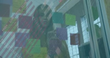 İstatistiksel veri işleme animasyonu ofisteki notlara yazan melez kadın hakkında. Bilgisayar arayüzü ve iş veri teknolojisi kavramı