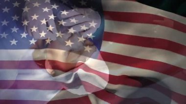 Hastanedeki kadın bir hastaya oksijen maskesi takan doktorlara karşı ABD bayrağı sallama animasyonu. Tıbbi sağlık ve vatanseverlik kavramı