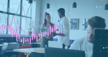 Ofisteki bir belge üzerinde tartışan kadın ve erkeğin veri işleme animasyonu. Bilgisayar arayüzü ve iş veri teknolojisi kavramı