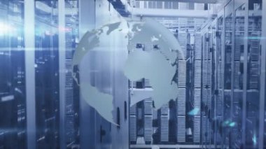Bilgisayar sunucu odasına karşı dönen küre, ışık noktası ve mozaik karelerin animasyonu. Küresel ağ ve iş veri depolama teknolojisi kavramı