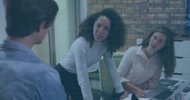 İstatistiksel ve borsa veri işleme animasyonları ofiste tartışan çeşitli meslektaşlar üzerine. Küresel ekonomi ve iş veri teknolojisi kavramı