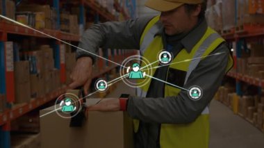 Kafkasyalı erkek işçilerin depo 'da teslimat kutusunu paketlemesi üzerine profil simgelerinden oluşan bir ağ animasyonu. Küresel ağ ve lojistik iş teknolojisi kavramı