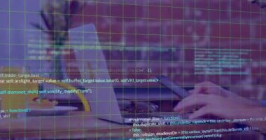 Kafeteryalarda dijital tablet ve dizüstü bilgisayar kullanan beyaz adamın bilgisayar dilinin animasyonu. Dijital bileşik, çoklu pozlama, kodlama, programlama dili, yiyecek, içecek ve teknoloji kavramı.