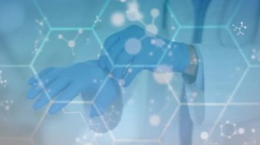 Altıgenlerin ve yüzen nükleotitlerin animasyonu, eldiven giyen beyaz bir doktor. Dijital bileşik, çoklu maruz kalma, anatomi, tıbbi, sağlık, koruma, güvenlik ve teknoloji kavramı.