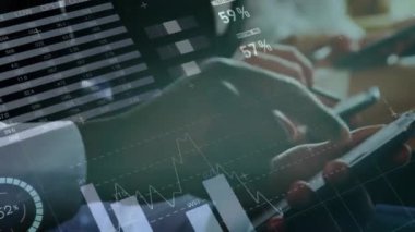 Ofiste tablet kullanan mutlu beyaz iş kadınının portresi üzerinde veri işleme animasyonu. Bilgisayar arayüzü ve iş veri teknolojisi kavramı