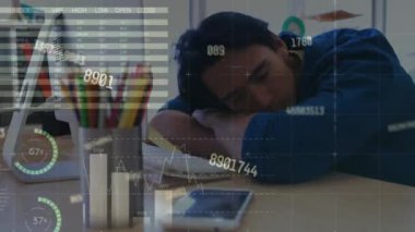 Dinlendikten sonra bilgisayar kullanan beyaz bir adam hakkında istatistiksel veri işleme animasyonu. Bilgisayar arayüzü ve iş veri teknolojisi kavramı