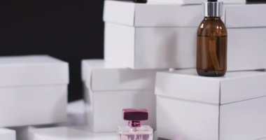 Siyah zemin üzerinde fotokopi alanı olan beyaz karton kutulu güzellik ürünleri videosu. Siber Pazartesi, Kara Cuma, çevrimiçi alışveriş, nakliye ve küresel bağlantılar kavramı.