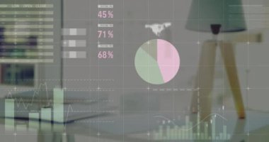 Masa lambası ve dizüstü bilgisayarın üzerindeki bilgi arayüzü animasyonu. Dijital bileşik, çoklu pozlama, rapor, büyüme, ilerleme, küresel, iş ve teknoloji kavramı.