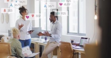 Sosyal medya simgelerinin animasyonu, ofiste tartışan çeşitli meslektaşlara karşı düşüyor. Sosyal medya ağı ve iş teknolojisi kavramı