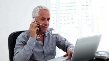 Bağlı profil simgelerinin animasyonu, dizüstü bilgisayar kullanırken cep telefonuyla konuşan kıdemli beyaz adam. Dijital bileşik, çoklu pozlama, iş, iletişim, emeklilik ve teknoloji kavramı.