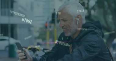 Değişen numaralar, grafikler, akıllı telefondan kayan beyaz adam animasyonu. Dijital bileşik, çoklu pozlama, rapor, iş, büyüme, emeklilik ve teknoloji kavramı.