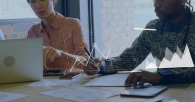 Ofiste dizüstü bilgisayarla tartışan kadın ve erkeğin istatistiksel veri işleme animasyonu. Bilgisayar arayüzü ve iş veri teknolojisi kavramı