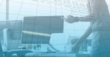 Ofiste dijital tablet kullanan bir kadının orta kesiminde borsa veri işleme animasyonu. Küresel ekonomi ve iş veri teknolojisi kavramı