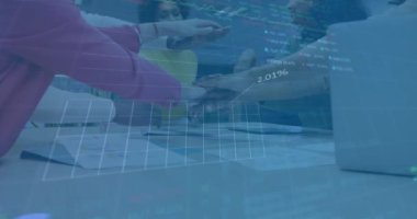 Muhtelif meslektaşların ofiste el ele tutuşmalarıyla ilgili istatistiksel veri işleme animasyonu. Küresel ekonomi ve iş veri teknolojisi kavramı