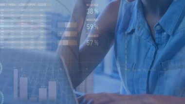 Ofiste dizüstü bilgisayar kullanan stresli bir çift ırklı kadın hakkında istatistiksel veri işleme animasyonu. Bilgisayar arayüzü ve iş veri teknolojisi kavramı