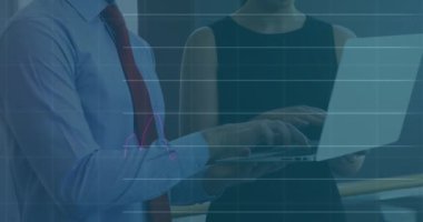 Çeşitli iş adamları ve iş kadınlarına karşı veri işleme animasyonu bir dizüstü bilgisayarla tartışılıyor. Bilgisayar arayüzü ve iş veri teknolojisi kavramı