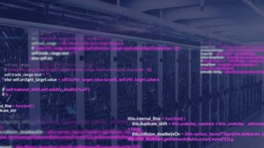 Sunucu odasındaki veri raflarının üzerinde bilgisayar dili ve devre kartı kalıplarının animasyonu. Dijital bileşik, çoklu pozlama, kodlama, programlama dili, veri merkezi, ağ, teknoloji.