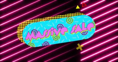 Neon pembe ışık yollarının üzerinde pürüzsüz desenli devasa satılık metin afişi. İndirim ve perakende iş konsepti