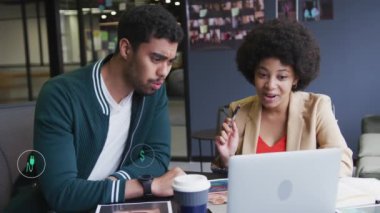 Birden fazla simgenin animasyonu, çeşitli iş arkadaşları dizüstü bilgisayara bakıp beşlik çaktıktan sonra mutlu oluyor. Dijital bileşik, tehlikeli, geri dönüşüm, çevre, heyecan, takım çalışması ve teknoloji kavramı.